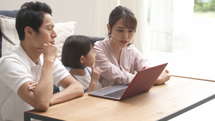 家族団らんのイメージ　ノートパソコン