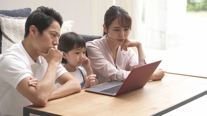 家族団らんのイメージ　ノートパソコン