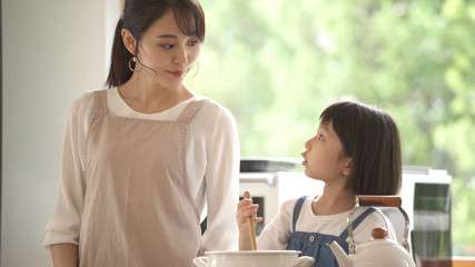 家族団らんのイメージ　料理