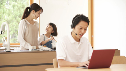 家族イメージ　調理　テレワーク