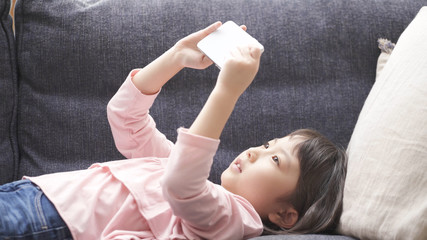 スマートフォンで遊ぶ女の子