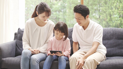 家族団らんのイメージ　スマートフォン