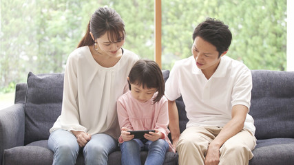 家族団らんのイメージ　スマートフォン