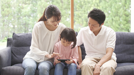 家族団らんのイメージ　スマートフォン