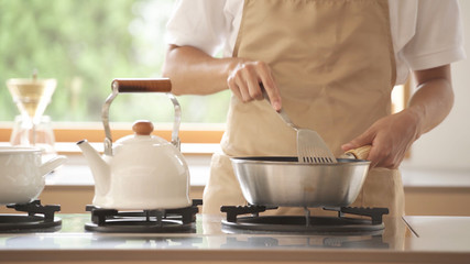 料理をする男性	