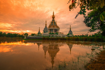 Obraz premium The background of an important tourist attraction in Khon Kaen Province (Wat Thung Setthi) is a large pagoda in the middle of a swamp, tourists always come to see the beauty in Thailand