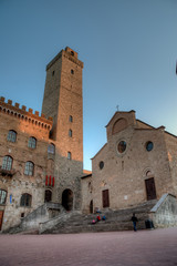 fin de journée dans le centre ville médiéval de San Gimignano en Toscane