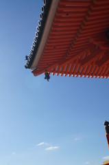 Fototapeta na wymiar japan temple roof with blue sky