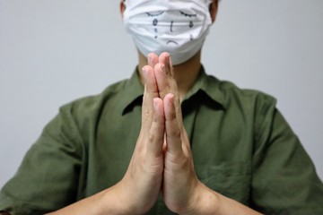 謝罪する日本人男性のクローズアップ