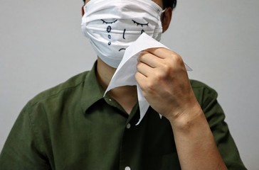 仕事で失敗をして落ち込んでいる男性のクローズアップ