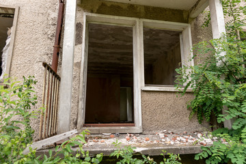 Fototapeta na wymiar Balcony of an old high-rise building for demolition