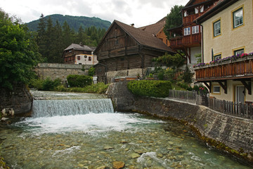 Fototapeta na wymiar Häuserzeile entlang des Flusses im mittelalterlichen Stadtkern von Mauterndorf im Lungau - Österreich