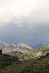Fototapeta premium Un arc en ciel sur les Pyrénées