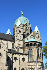 Fototapeta na wymiar Kirche Quirinus-Münster in Neuss, NRW, Deutschland