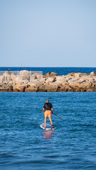 Hombre surfeando en el océano en un día soleado