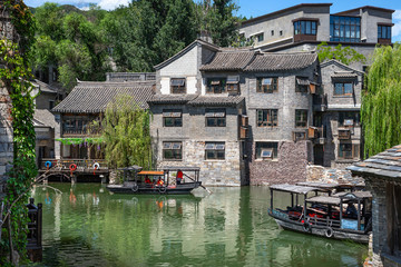 Fototapeta na wymiar Traditional Chinese Style House near water canal