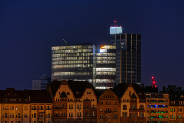 Altstadtufer und Hochhaus in Düsseldorf bei Nacht