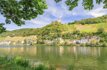 Fototapeta na wymiar Scenic view over the Mosel river to Bernkastel with the ruin of Landshut castle