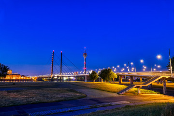 Rheinwiesen und Rheinbrücke in Düsseldorf bei Nacht