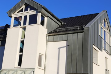Wohnhaus mit schöner Stehfalzfassade