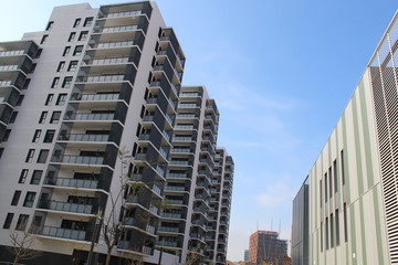 Edificios en semi contrapicado con cielo azul.