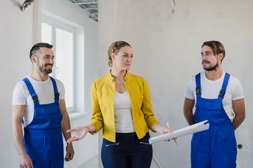 Costumer talking with builders about a renovation