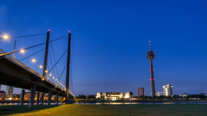 Skyline und Rheinbrücke in Düsseldorf bei Nacht