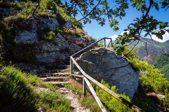 Esta escalera discurre por las laderas de la monta&ntilde;a en el Parque Natural de Redes.