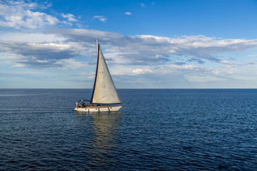 Fototapeta na wymiar Voilier naviguant le long de la côte dans la région des Pouilles en Italie