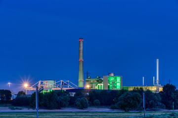 Grünes Heizkraftwerk in Düsseldorf bei Nacht