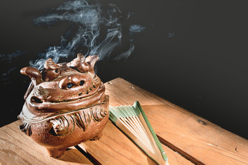 日本　夕涼みと蚊取りの香炉