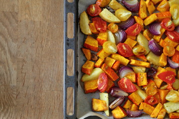 Herbstliches Gemüsegericht auf dem Ofenblech. Frisch, direkt aus dem Ofen.