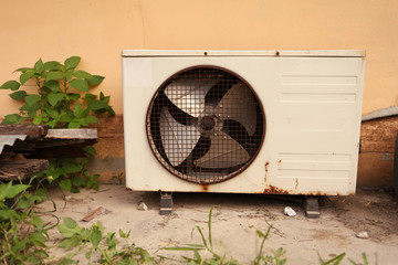 The discharge grill of the air conditioner has rusted
