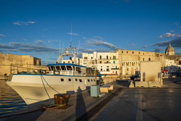 Lumi&egrave;re de fin de journ&eacute;e dans le port de Monopoli en Italie