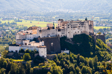 Fototapeta na wymiar Festung Hohensalzburg in Salzburg Österreich vom Kapuzinerberg