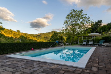 Piscine dans une vallée arborée