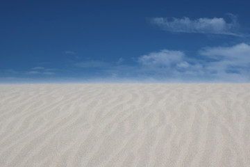 Fototapeta na wymiar weiße Sanddüne mit blauem Himmel