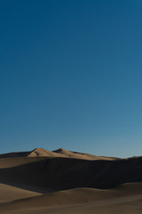 Fototapeta na wymiar desert, sand, dune, sahara, dunes, landscape, nature, sky, dry, travel, sun, hill, sand dune, hot, blue, heat, namibia, morocco, adventure, yellow, sandy, orange, horizon, summer, red, dunas, pajaros.