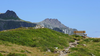 einsame Sitzbank mit hervorragendem Ausblick lädt zur Rast ein