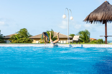 Crianças se divertindo na piscina em férias de verão 