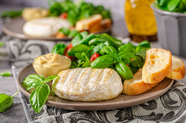 Grilled camembert with delicious salad