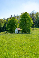 Die kleine Kapelle bei Beuerberg im Frühling