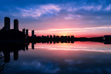 Fototapeta premium Beautiful city park skyline in the setting sun