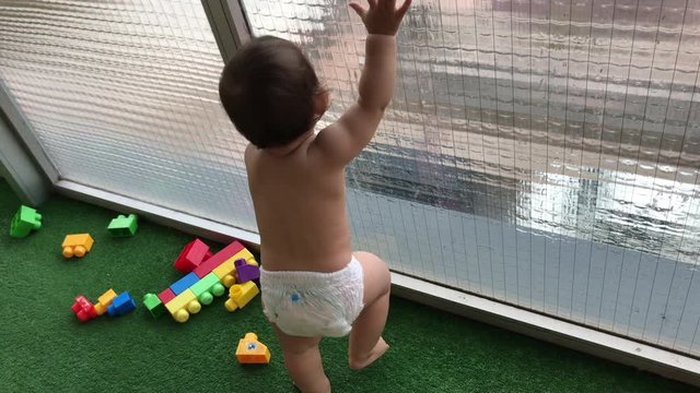 Beb&eacute; con pa&ntilde;al aprendiendo a andar