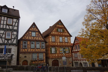Typisch deutsche Fachwerkhaus-Fassaden in Marbach am Neckar . Altes malerisches idyllisches deutsches Dorf in Süddeutschland.
