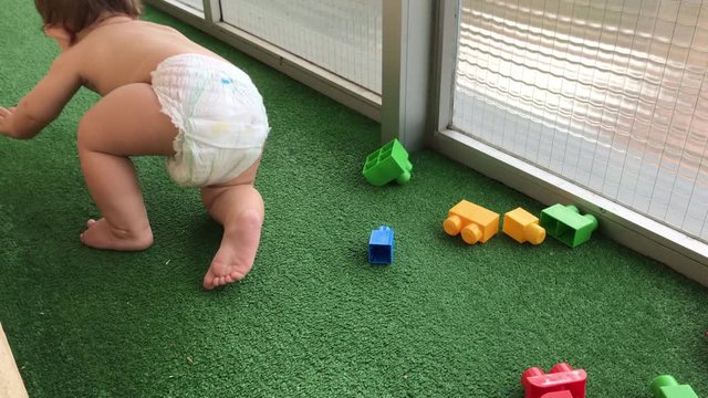 Beb&eacute; con pa&ntilde;al aprendiendo a andar