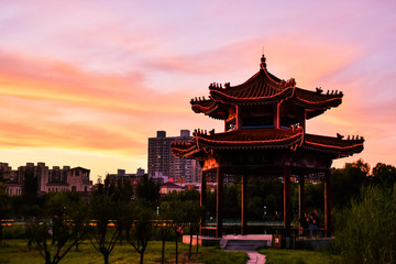 Obraz premium Beautiful city park skyline in the setting sun