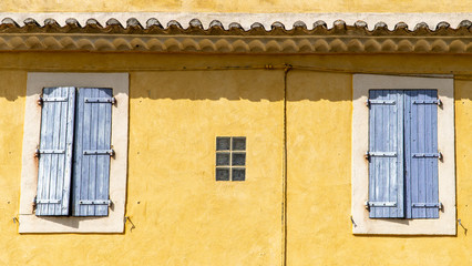 Fototapeta na wymiar Mediterrane Fenster, Ginestas, Occitanien, Frankreich