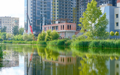 Fototapeta na wymiar modern building in the park. lake in front of the house. City Park