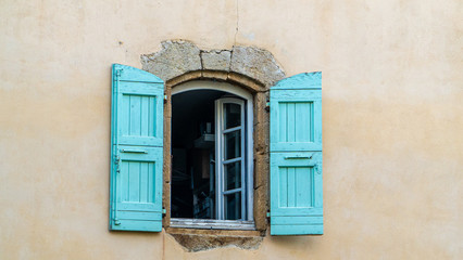 Fototapeta na wymiar Fenster mit grünen Fensterläden, Occitanien, Frankreich